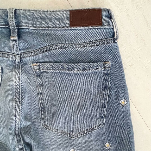 HOLLISTER Ultra High Rise Mom Jean Vintage Stretch floral Daisy Embroidery, 30” - Picture 9 of 17